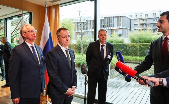 На фото: глава делегации РФ, помощник президента Владимир Мединский (в центре) во время общения с журналистами в гостинице Inter Continental по итогам второго дня переговоров по Украине.