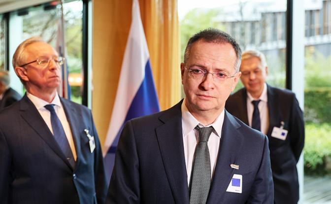 На фото: глава делегации РФ, помощник президента Владимир Мединский (в центре) во время общения с журналистами в гостинице Inter Continental по итогам второго дня переговоров по Украине.