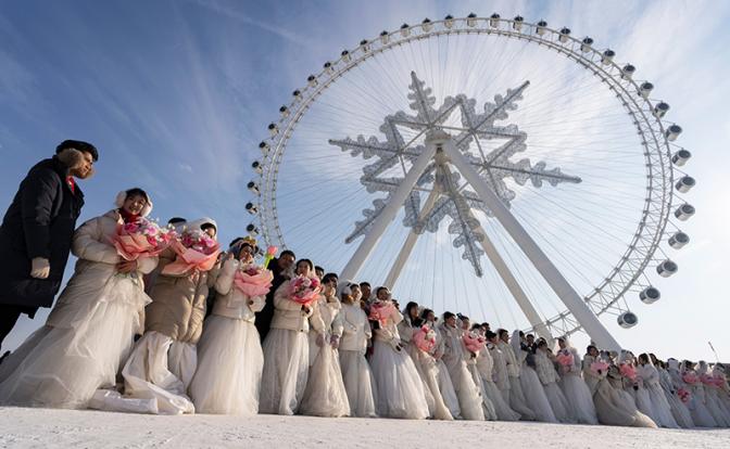 На фото: массовая свадебная церемония в Харбине