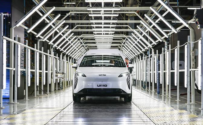 На фото: автомобиль UMO во время демонстрации на церемонии открытия производства автомобилей UMO на заводе "Москвич".