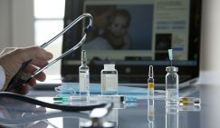 Пока власть оптимизирует медицину, россияне нашли себе доктора, который никогда никому не отказывает