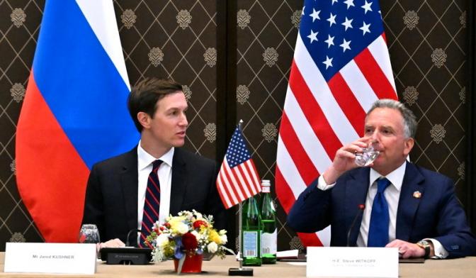 На фото: предприниматель Джаред Кушнер, специальный посланник президента США Стивен Уиткофф (слева направо) во время трехсторонней встречи делегаций России, США и Украины.