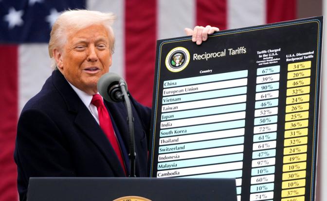 На фото: президент Дональд Трамп выступает на мероприятии, посвященном объявлению новых тарифов, в Розовом саду Белого дома 2 апреля 2025 года в Вашингтоне.