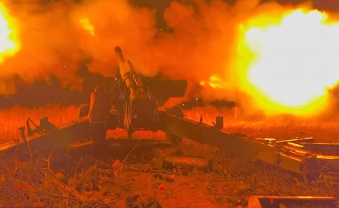 На фото: артиллеристы группировки войск «Восток» во время уничтожения опорных пунктов ВСУ в Запорожской области.