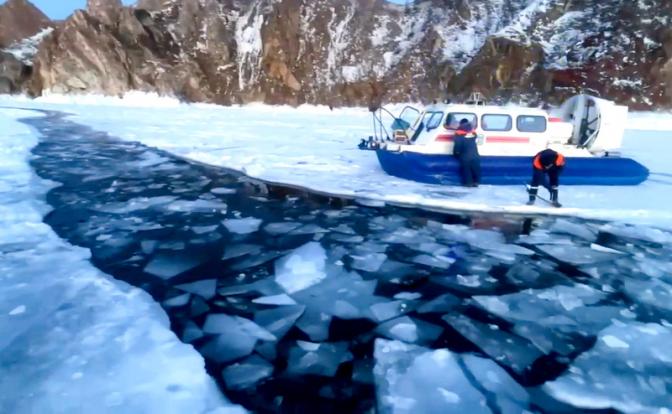 На фото: сотрудники МЧС России на месте происшествия на Байкале, где утонул автомобиль с туристами.