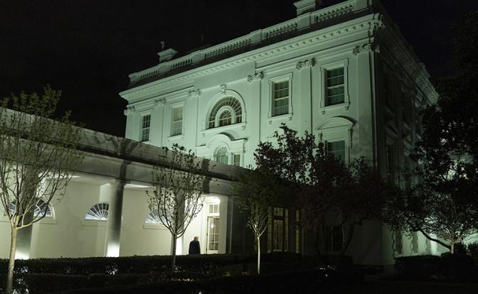 Мужчина с дробовиком и канистрой ворвался в резиденцию Трампа во Флориде