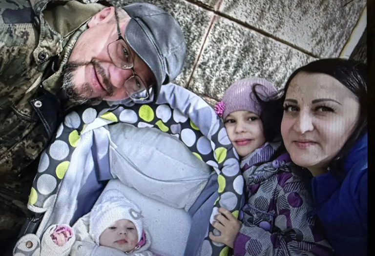 На фото: Андрей Шнакенберг с семьёй