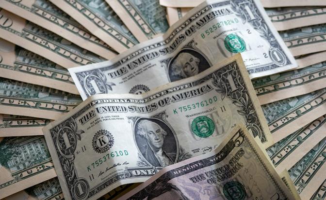 Стал известен новый курс доллара: грозит ли рублю обвал от внешнего негатива?