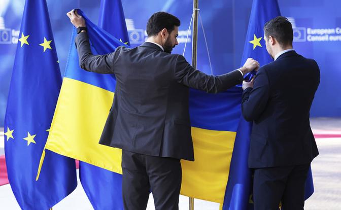 Украину приняли в Евросоюз. Смотрим, что из этого получилось