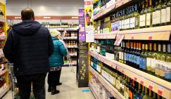 Россия стала меньше пить. Денег уже и на водку не хватает?