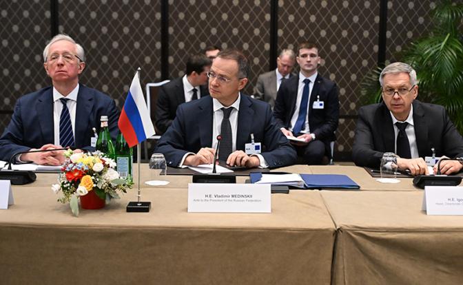 На фото: заместитель министра иностранных дел РФ Михаил Галузин, помощник президента РФ Владимир Мединский и начальник главного разведывательного управления Генерального штаба ВС РФ адмирал Игорь Костюков (слева направо) во время трехсторонней встречи.