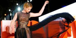 Лучшие фото за февраль: Падение военного самолета с 18 тоннами новых банкнот, бразильский карнавал, "дело Эпштейна", звезды и кинопремьеры