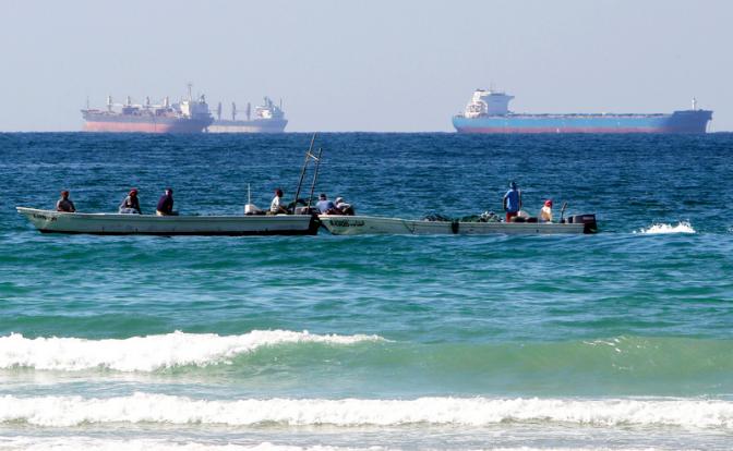 Ормузский пролив: Танкеры жмутся к берегам, лезть в «бутылочное горлышко» они боятся