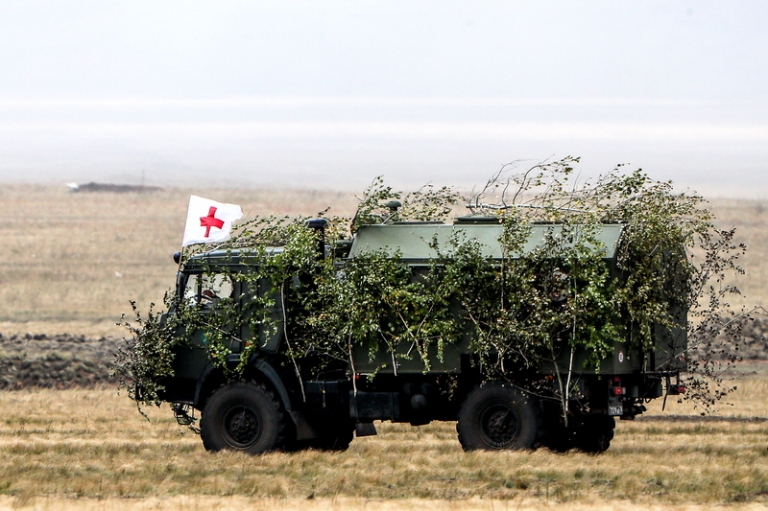 На фото: автомобиль ГаЗ-66 медицинской службы.