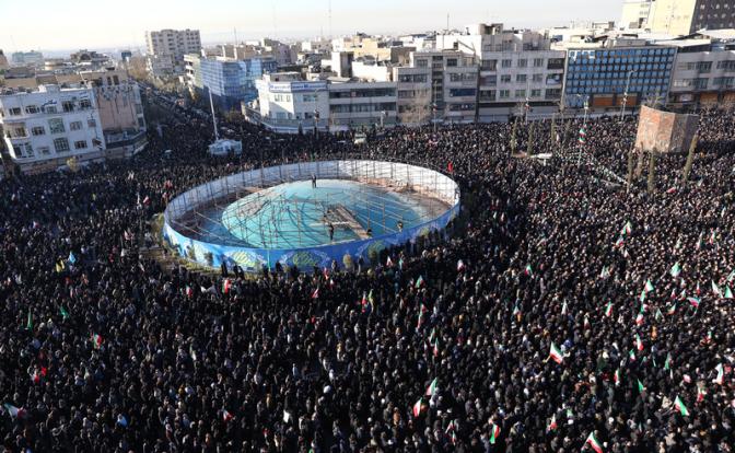 На фото: в Тегеране, Иран, собрались люди, чтобы почтить память погибших после того, как государственное телевидение официально объявило о смерти верховного лидера Ирана аятоллы Али Хаменеи.