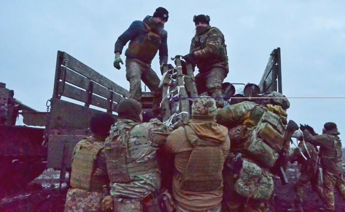 ВСУ, ругаясь, окапываются под Сумами: «Хороших пацанов положил, а теперь дохлыми «мобиками» дыры затыкает»