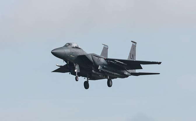 Американского пилота сбитого F-15 увезли в багажнике в Кувейте