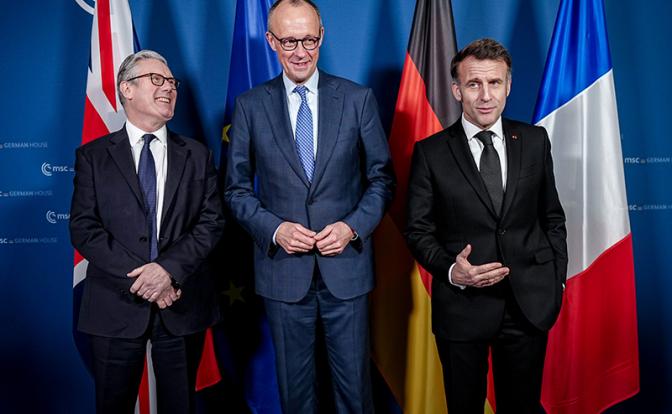 На фото: канцлер Германии Фридрих Мерц (в центре), премьер-министр Великобритании Кир Стармер (слева) и президент Франции Эмманюэль Макрон (справа)