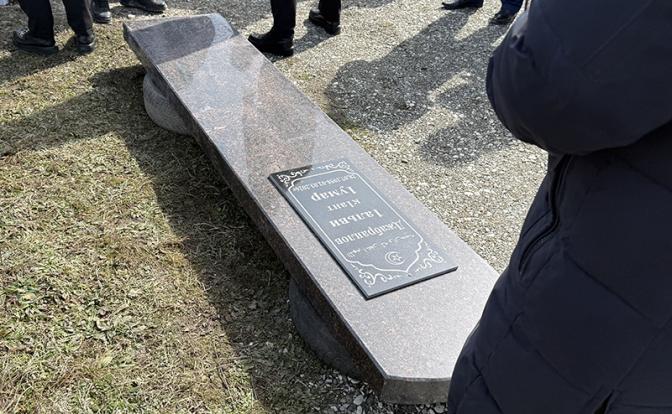 На фото: надгробный камень во время похорон предпринимателя Умара Джабраилова.