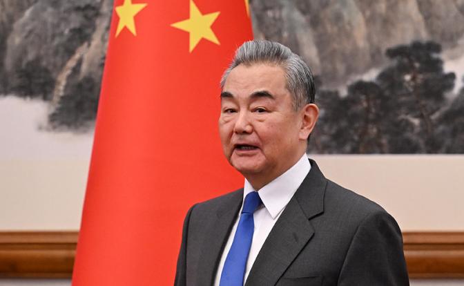 На фото: глава МИД КНР Ван И