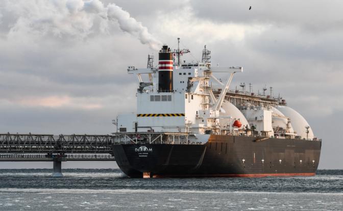 «Сколько можно кормить врагов?»: Путин задумался о развороте русских газовозов в Атлантике, но быстро это не делается