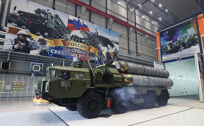 На фото: зенитная ракетная система С-400 "Триумф"