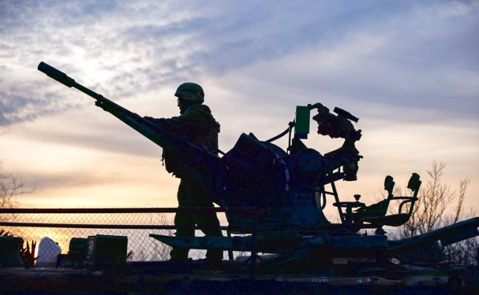 На фото: военнослужащий во время защиты воздушного пространства России.