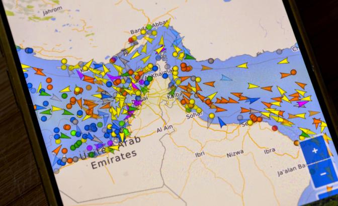 На фото: вид на Ормузский пролив.