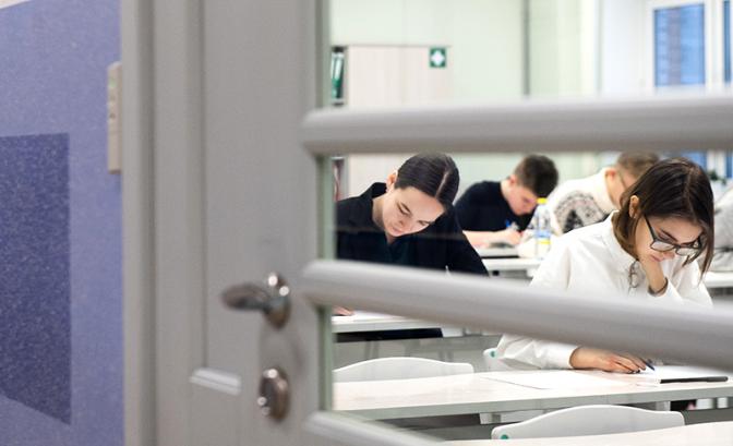 На фото: участники регионального этапа Всероссийской олимпиады школьников в Екатеринбурге.