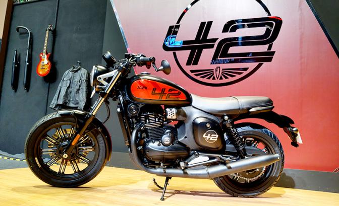 На фото: мотоцикл Jawa 42 FJ.