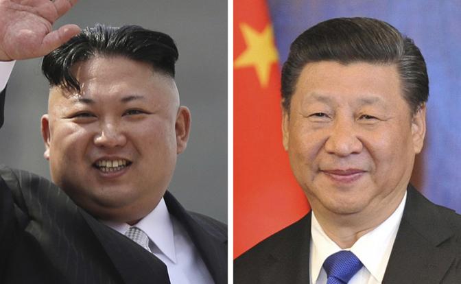 На фото: лидер КНДР Ким Чен Ын и председатель КНР Си Цзиньпин (слева направо)