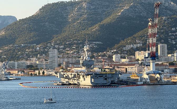 Адмирал Комоедов: Макрон зря послал «Шарль де Голль» в Ормузский пролив. Потопят его иранские береговые батареи