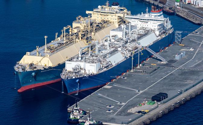 На фото: плавучий терминал для приема, хранения и регазификации сжиженного природного газа в немецком порту Мукран