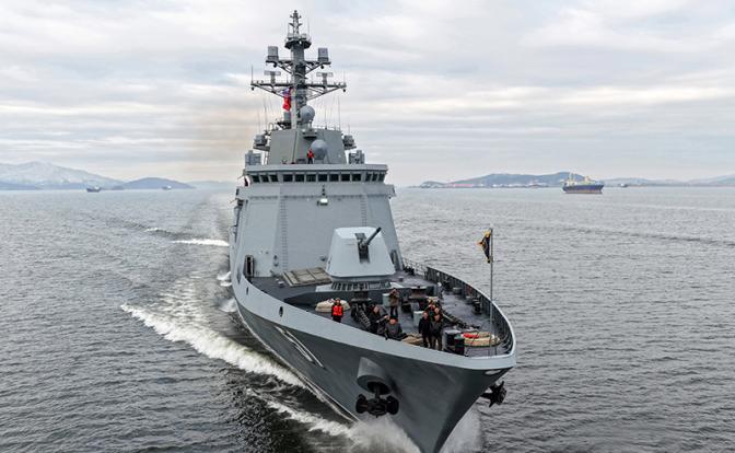 На фото: Ким Чен Ын во время посещения эсминца "Чхве Хен"