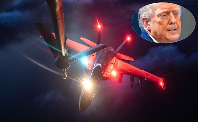 На фото: истребитель F/A-18E Super Hornet ВМС США получает топливо от самолета-заправщика KC-135 Stratotanker ВВС США.