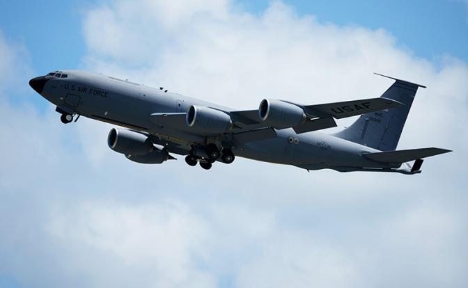 На фото: американский самолет-заправщик KC-135