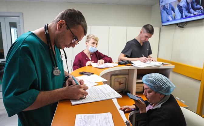 Володин призвал отозвать рекомендации Минздрава о цветной форме для врачей