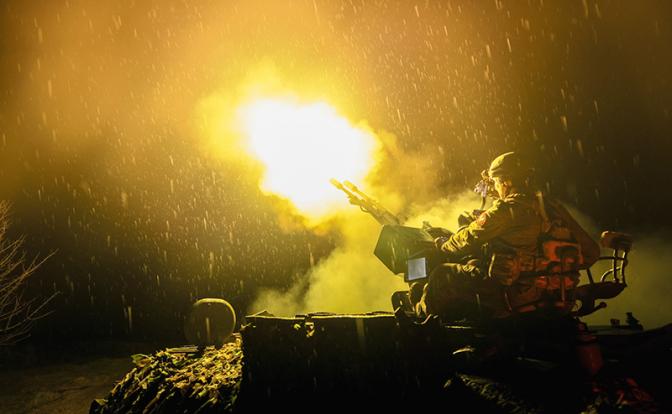 На фот: защита воздушного пространства расчетами ПВО.