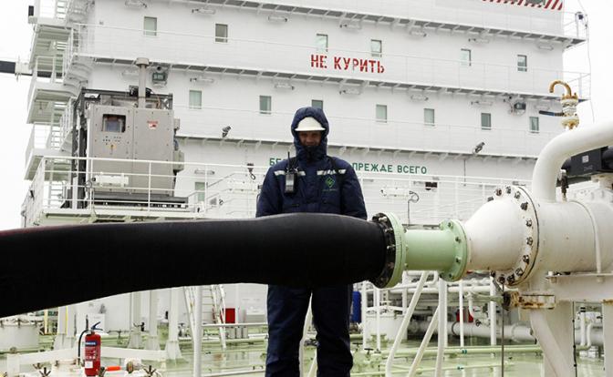 На фото: загрузка танкера нефтью