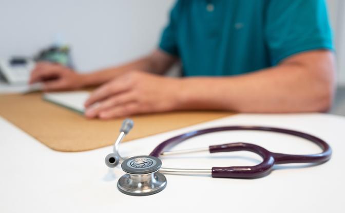 Врачи назвали пять признаков инсульта за недели до приступа