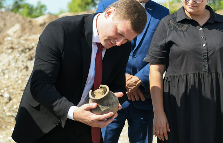 На фото: глава Хакасии на месте раскопок