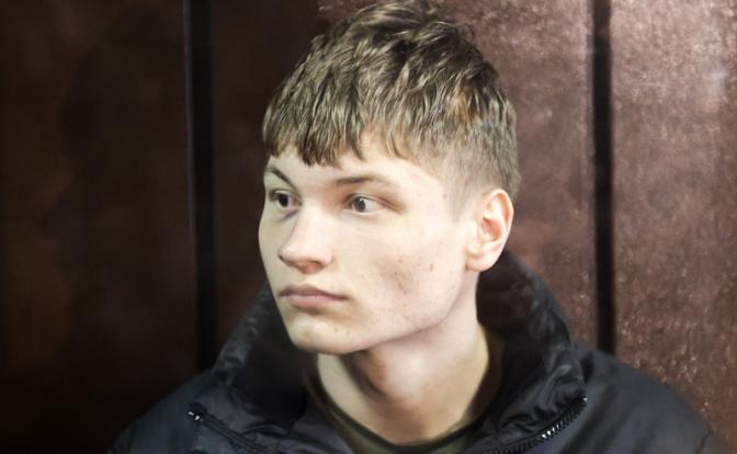 На фото: футболист Даниил Секач, обвиняемый в убийстве женщины на северо-западе Москвы, во время рассмотрения ходатайства следствия об избрании меры пресечения в виде заключения под стражу, в Тушинском районном суде.