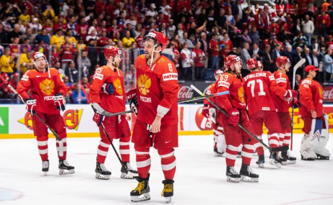 На фото: игрок сборной России Александр Овечкин (в центре)