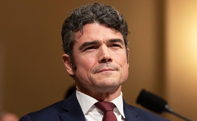 На фото: Джо Кент в должности главы контртеррористического центра