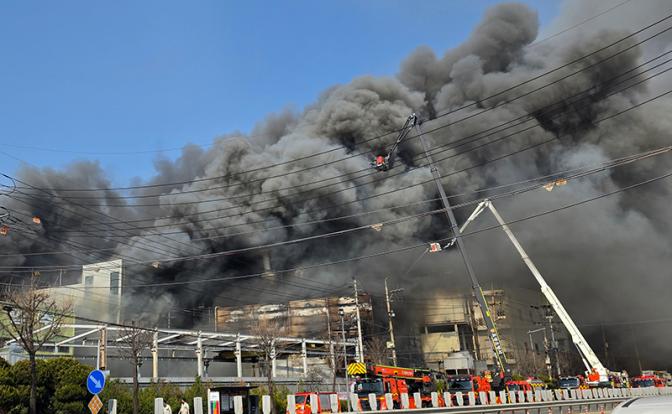 На фото: при пожаре на заводе по производству автозапчастей в южнокорейском Тэджоне