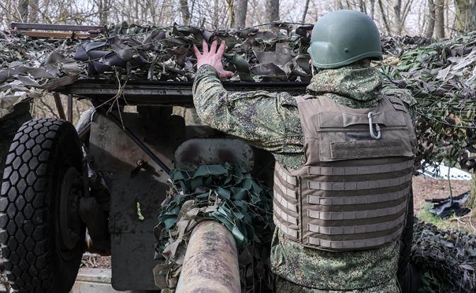 На фото: боевая работа расчета 122-мм гаубицы Д-30 в зоне СВО