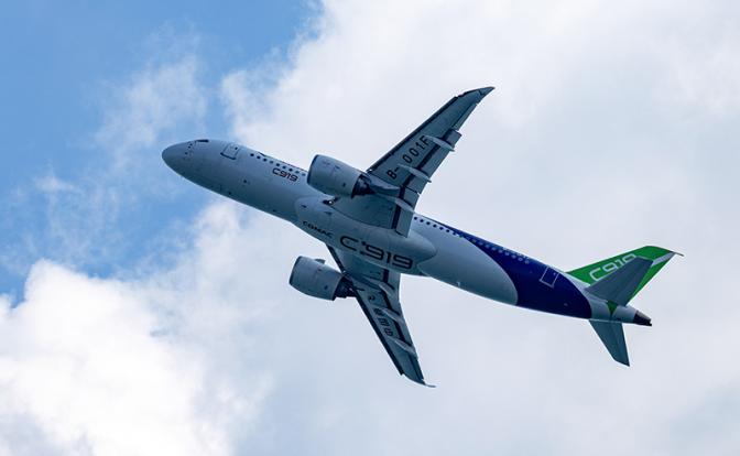 На фото: самолет Commercial Aircraft Corporation of China (COMAC) C919