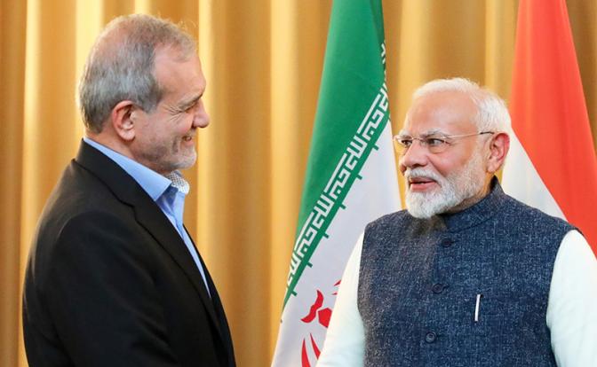 На фото: президент Ирана Масуд Пезешкиан и премьер-министр Индии Нарендра Моди (слева направо)