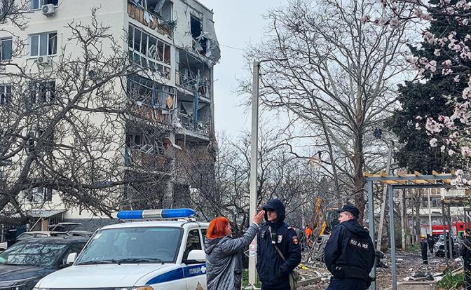 На фото: Севастополь. Жилой дом на улице Павла Корчагина, где в результате взрыва произошел пожар.