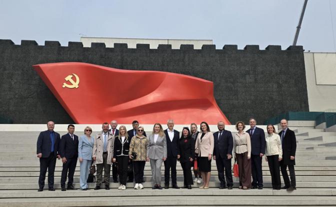 На фото: делегация КПРФ в Пекине